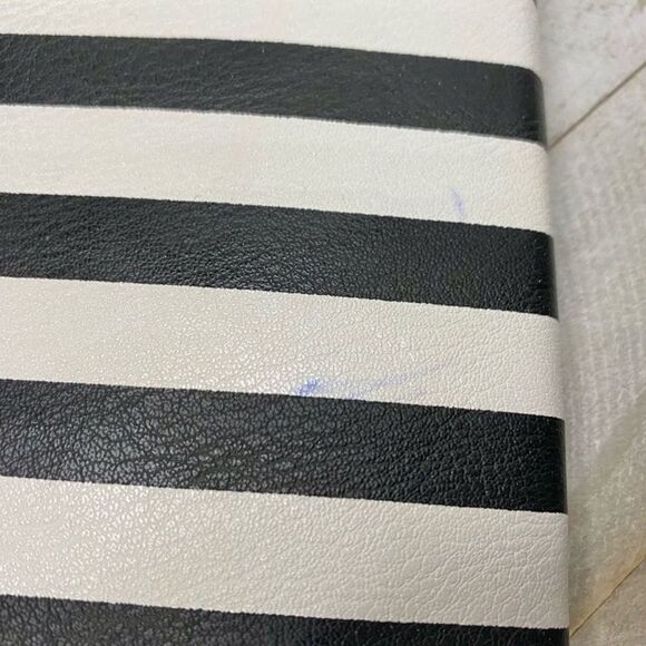 Guess adventure awaits passport cover holder - Picture 3 of 6